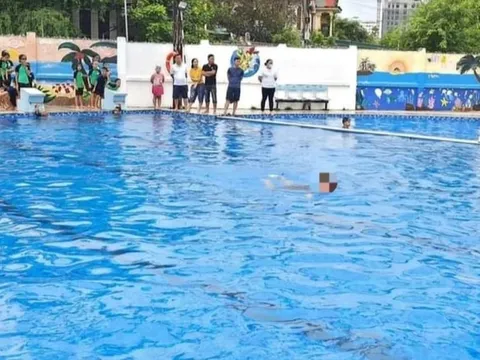 Phát hiện nam sinh 13 tuổi chìm dưới bể bơi nhà trường