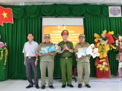 Trao Bằng khen cho 2 cá nhân về thành tích trong đấu tranh PCTP