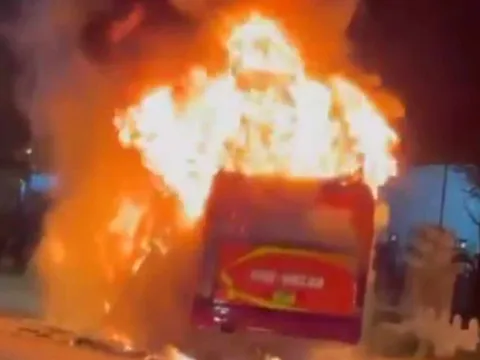 CLIP: Xe khách bốc cháy ngùn ngụt trên quốc lộ, 30 hành khách bỏ hành lý tháo chạy