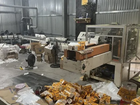 Bắc Ninh: Phát hiện một cơ sở gia công giấy ăn giả mạo nhãn hiệu
