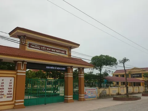 Giáng chức hiệu trưởng đánh hiệu phó nhập viện