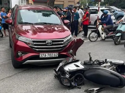 Va chạm với xe máy, Toyota Rush rơi rụng cản trước