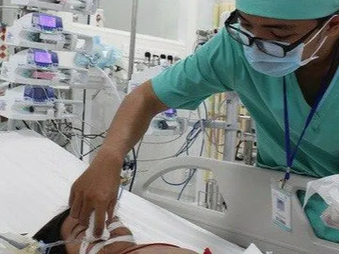 Bé trai 5 tuổi tím tái sau uống nước trong chai không nhãn mác