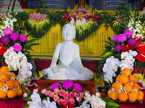 Chú nguyện khai tượng Phật hoàng Trần Nhân Tông bằng ngọc quý