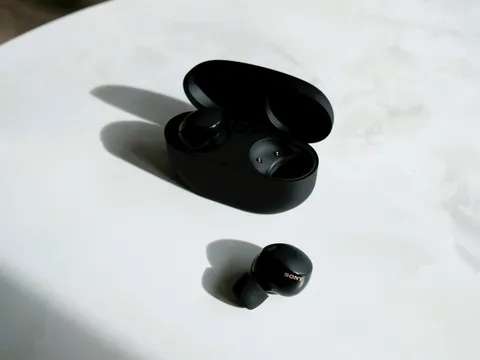 Đánh giá tai nghe không dây Sony WF-1000XM5: Nhỏ hơn, đeo thoải mái hơn nhưng có đáng để nâng cấp?