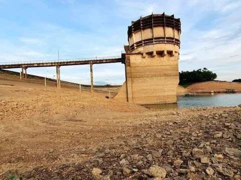 Hạn hán kéo dài, mực nước hồ Kẻ Gỗ xuống thấp