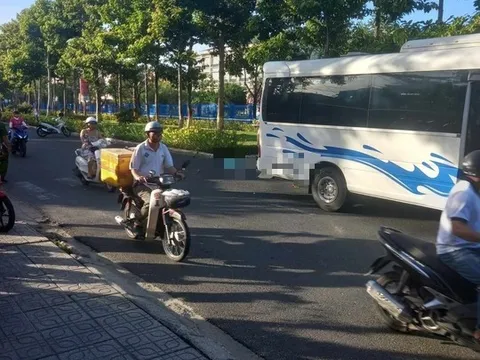 Người đàn ông mặc đồ bệnh nhân lao vào ôtô đang chạy