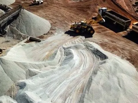 Không phải Mỹ hay châu Âu, quốc gia "không có gì ngoài vàng trắng" đang trở thành đối thủ của Trung Quốc trong ngành pin xe điện, dự kiến cung cấp pin cho 300.000 xe điện/năm