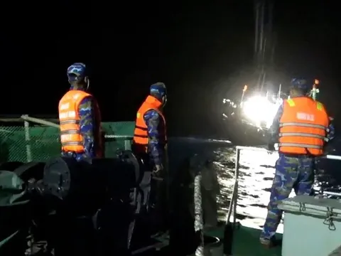 Tàu Trường Sa 22 lai kéo tàu cá Bình Định bị hỏng máy vào nơi an toàn