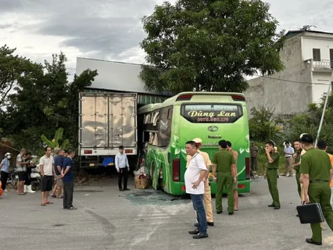 Lao vào nhà dân sau va chạm xe tải biển xanh, tài xế xe khách tử vong trong cabin