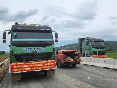 Căng băng-rôn đòi nợ gần 8 tỉ đồng tiền cung cấp vật liệu thi công cao tốc QL 45 - Nghi Sơn