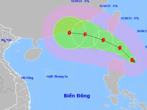 Bão Saola giật cấp 17, hướng vào Biển Đông
