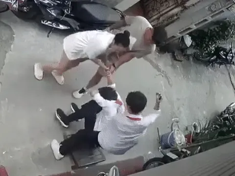 CLIP: Nam sinh bất ngờ bị nữ giáo viên cùng nhiều người đánh hội đồng, phải quỳ giữa đường