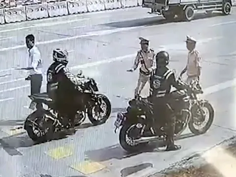 Clip: 30 mô tô phân khối lớn đi vào cao tốc, tông bị thương CSGT