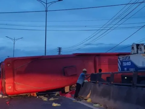 Xe khách chở 30 người đâm giải phân cách, nằm lật ngang trên quốc lộ