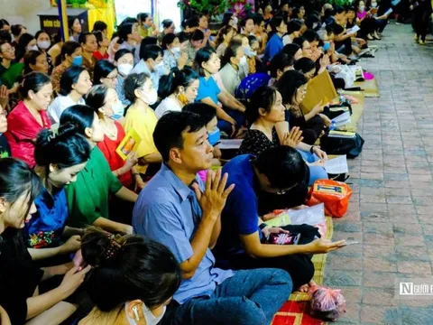 Hà Nội: Hàng nghìn người đổ về chùa Phúc Khánh dự lễ Vu Lan
