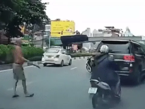 Vụ người đàn ông cởi trần "phi dao" vào xế hộp Land Cruiser: Xác định nguyên nhân