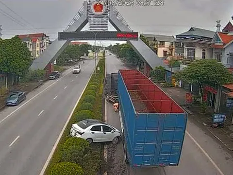 Đằng sau những bức ảnh TNGT: Va chạm với xe tải, Hyundai Grand i10 bị đẩy bay lên dải phân cách