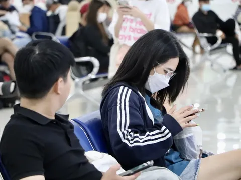 Hình ảnh trái ngược giữa Bến xe Miền Đông mới và Bến xe Miền Tây chiều tối 31-8