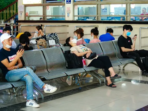 Người dân vạ vật chờ xe về quê nghỉ lễ 2-9