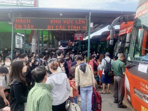 Ngày đầu nghỉ lễ: Bến xe, bến phà đông nghẹt khách