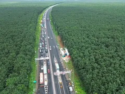 Xe cộ kẹt cứng trên tuyến cao tốc Phan Thiết - Dầu Giây ngày đầu nghỉ lễ 2-9