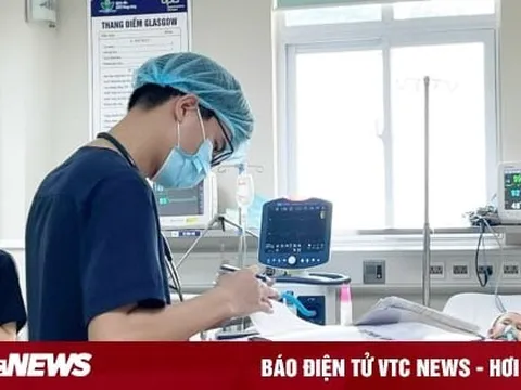 Nỗi tủi hổ sau tấm áo blouse trắng, làm bác sĩ nhưng lương không đủ nuôi ba mẹ