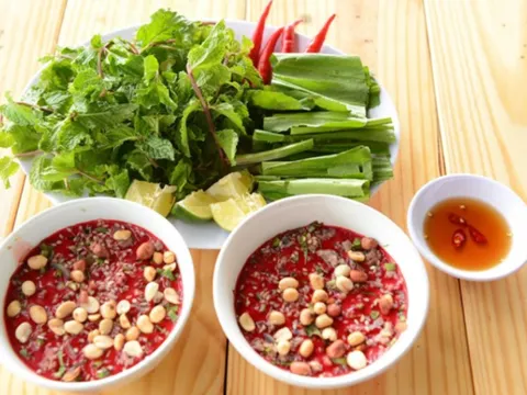 Liệt nửa người vì sở thích ăn tiết canh, rau sống