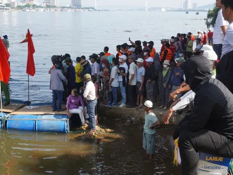 Sông Hàn, Sông Hương đông nghẹt người xem đua thuyền