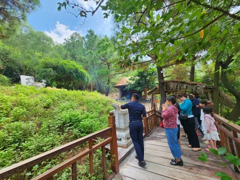 Hàng ngàn người viếng mộ Đại tướng Võ Nguyên Giáp trong ngày Tết Độc lập