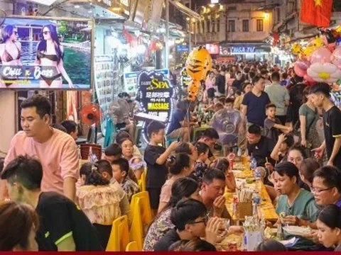 Hàng quán vỉa hè phố cổ Hà Nội chật kín khách dịp nghỉ lễ Quốc khánh