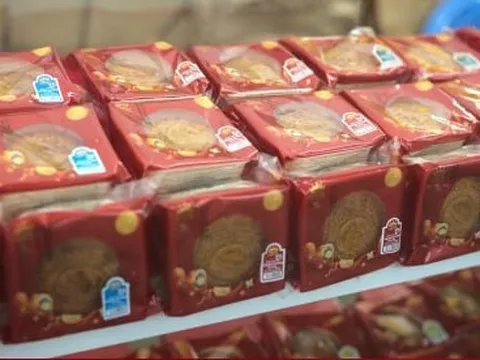 Nguyên liệu đắt đỏ, giá bánh Trung thu tăng cao