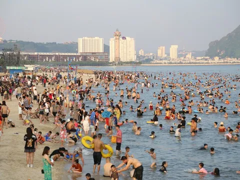Bãi biển Hạ Long chật kín người