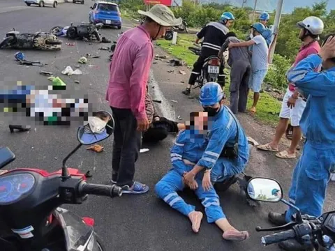 CLIP: Ô tô tông văng hàng loạt xe máy dừng chờ đèn đỏ