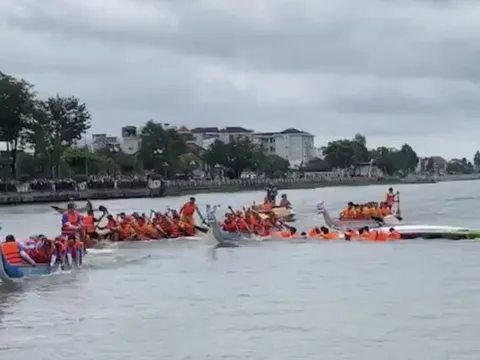 CLIP: Lật thuyền đua, các tay chèo ngã xuống sông