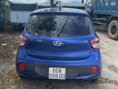 Người cha giao ô tô cho con trai 16 tuổi lái, tông hàng loạt xe máy chờ đèn đỏ