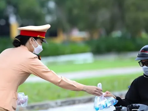 Đồng Nai: Hơn 150 ngàn chai nước suối được phát đến tay người dân