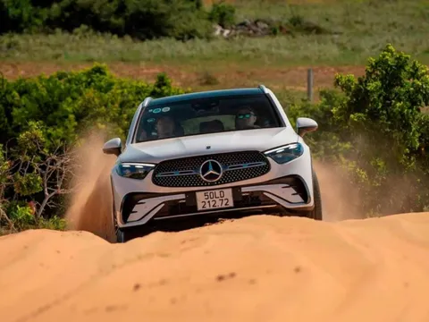 Đem Mercedes-Benz GLC 2023 đi ‘leo’ đồi cát Phan Thiết