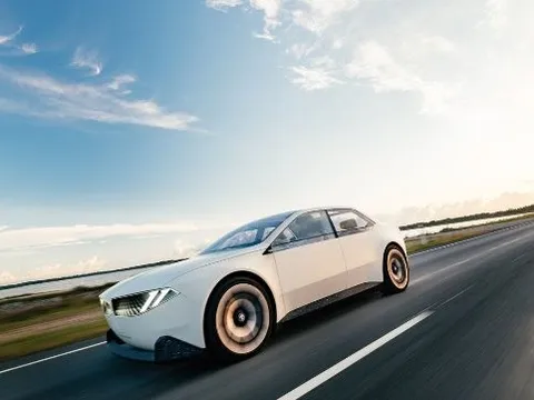 Tesla, Mercedes lo dần đi là vừa - hãng xe sang này được dự báo sắp 'hoá rồng', doanh số tăng hơn 4.200% trong vòng 5 năm