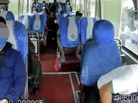 Clip: Tài xế lái xe khách bị đột quỵ nhưng vẫn dừng xe an toàn cho khách