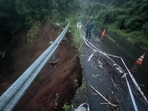 Đường huyết mạch Bình Phước - Lâm Đồng bị "ngoạm", cống trôi xuống vực