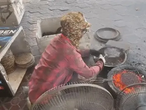 Nhọc nhằn với nghề "múa quạt" trên bếp than đỏ rực dưới trời nắng nóng