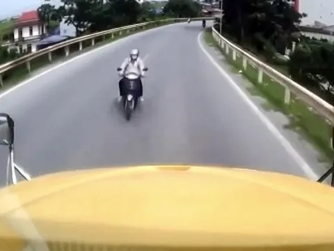 Clip TNGT: Tài xế công-ten-nơ đen đủi nhất năm với pha tai nạn không thể lý giải