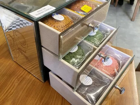 Bánh Trung thu ‘sang, xịn, mịn’ giá vài triệu đồng/hộp hút khách