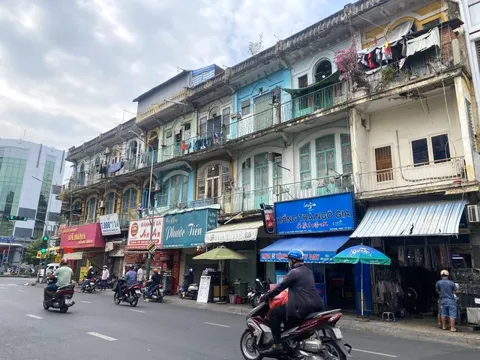 Hàng trăm hộ dân ở TP HCM "bám trụ" trong chung cư nguy hiểm