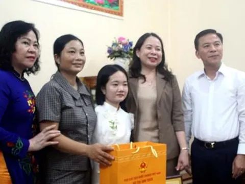 Phó Chủ tịch nước Võ Thị Ánh Xuân thăm cô giáo không tay