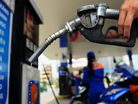 Giá xăng tăng lần thứ 6 liên tiếp, RON 95 tiến sát 25.000 đồng/lít