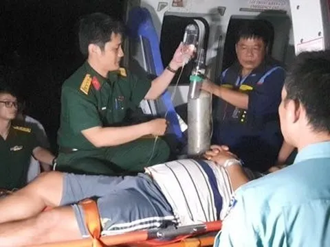 Trực thăng đưa 3 ngư dân bị giảm áp do lặn sâu về đất liền điều trị