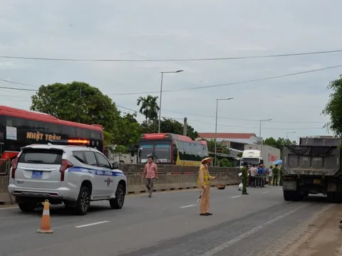 Hai cha con bị xe container tông tử vong trong ngày đầu đi học