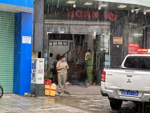 Nam thanh niên người dính máu gục trước cửa 1 khách sạn ở Bình Thạnh